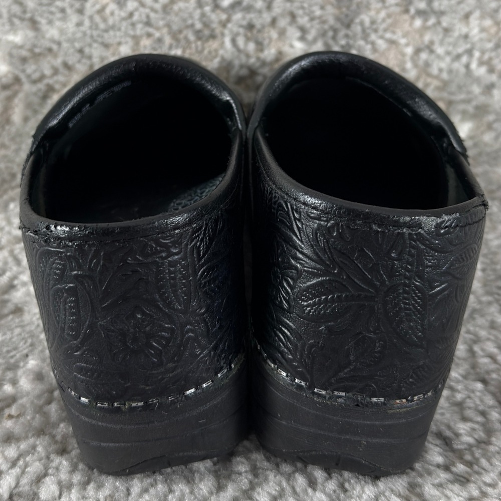 Dansko Size 39 XP 2.0 Tooled Floral Clogs Comfort Professional Shoes Black Women - Picture 4 of 9